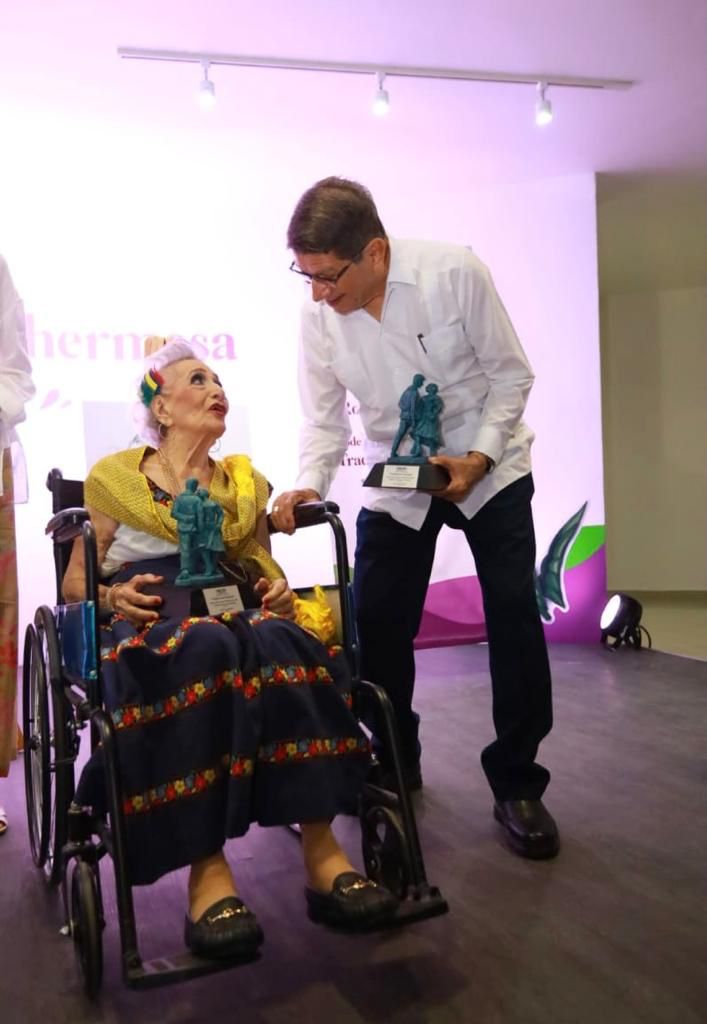 Homenajean a modelos de icónica escultura