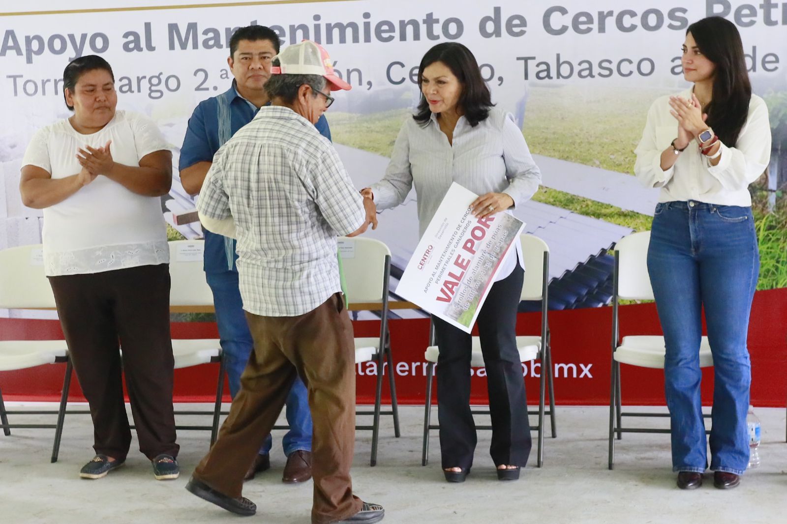 Osuna Huerta entregó apoyos para vivienda y alambre para cercos ganaderos