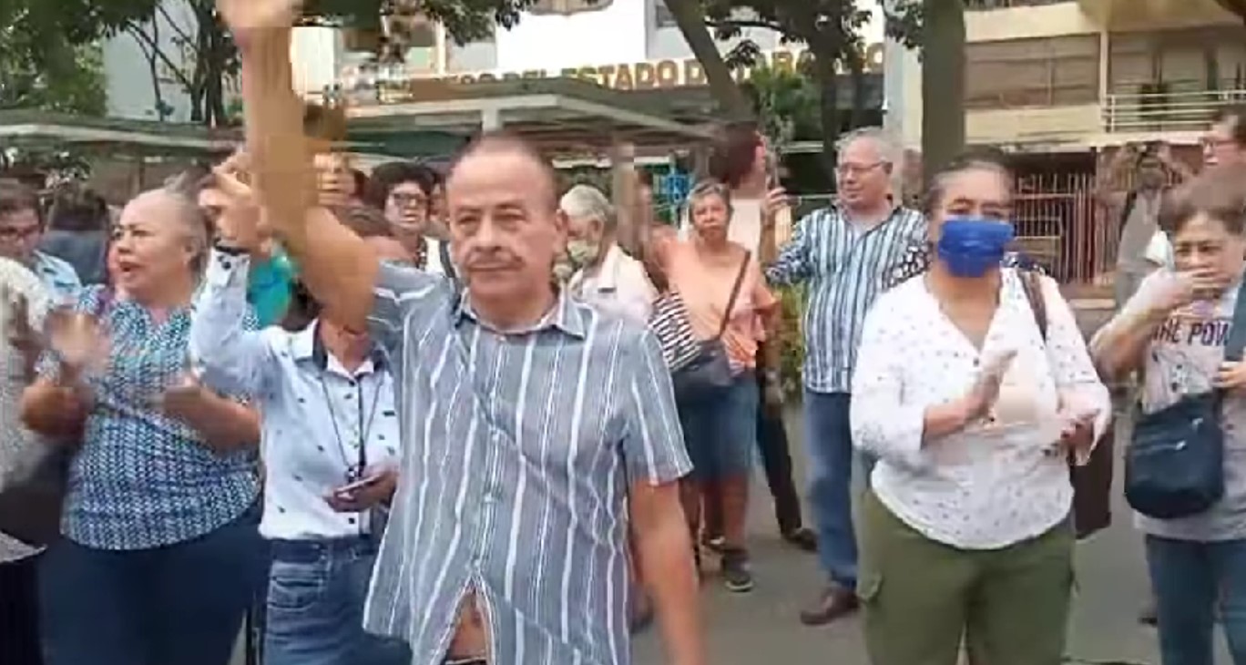 Sigue protesta de jubilados y pensionados del COBATAB por descuento del ISR en aguinaldo