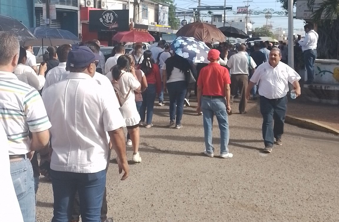 Docentes y administrativos del COBATAB marchan para exigir pago del incremento salarial