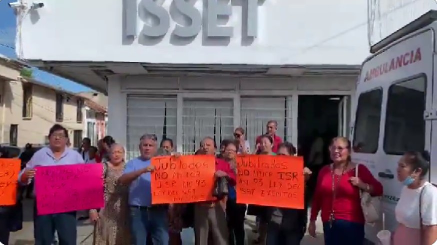 Jubilados y pensionados del ISSET protestan por descuentos de ISR en el aguinaldo