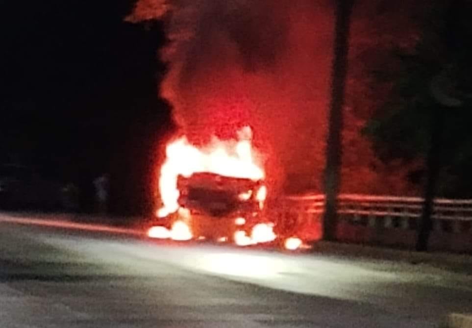 Sigue violencia en Tabasco, hombres armados queman tres vehículos en Teapa