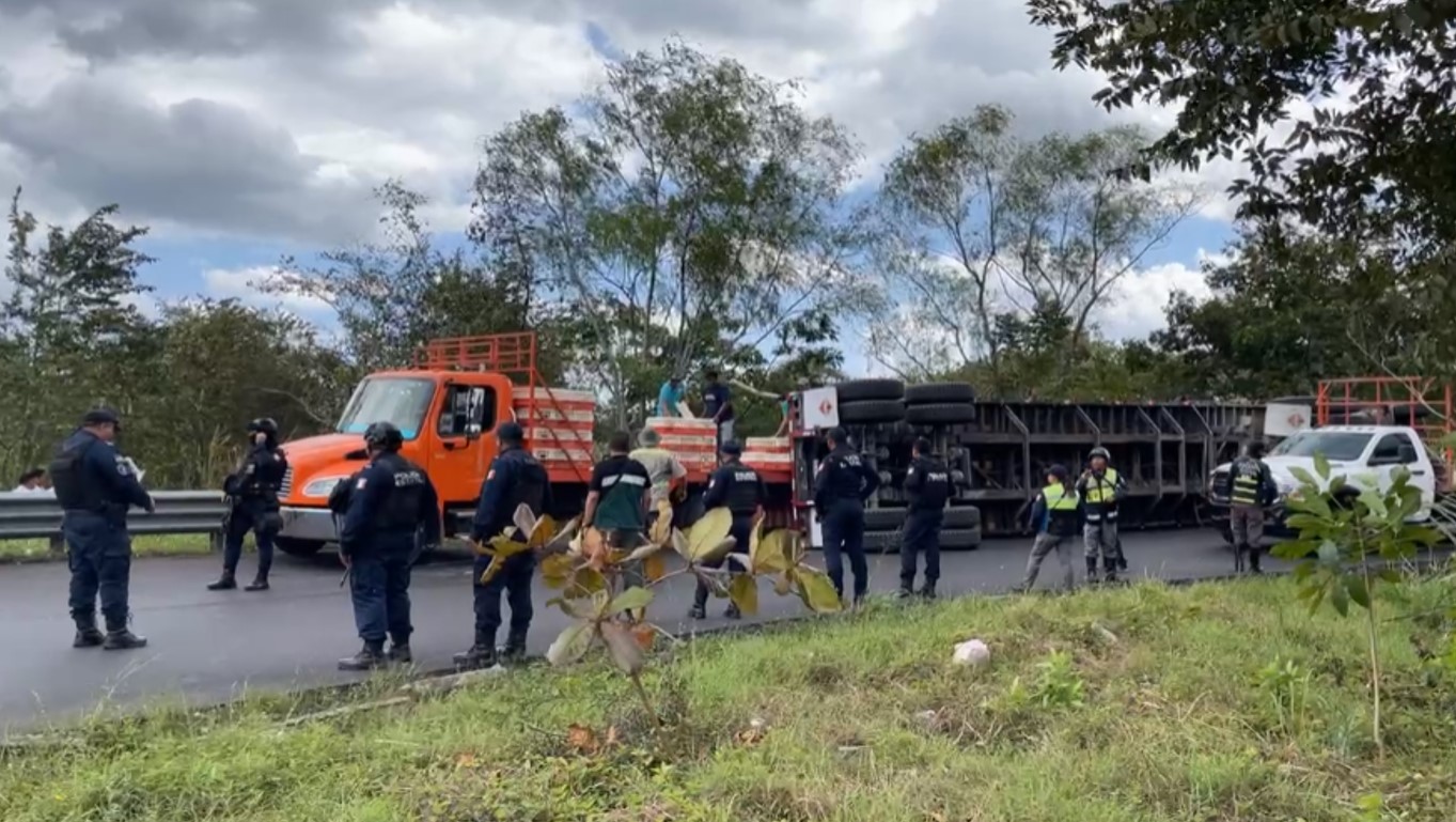 Tráiler cargado de pollos sufrió accidente en la carretera Villahermosa-Macuspana