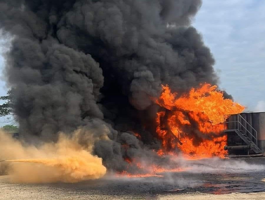 Explota bodega de una compañía petrolera en Cunduacán, Tabasco