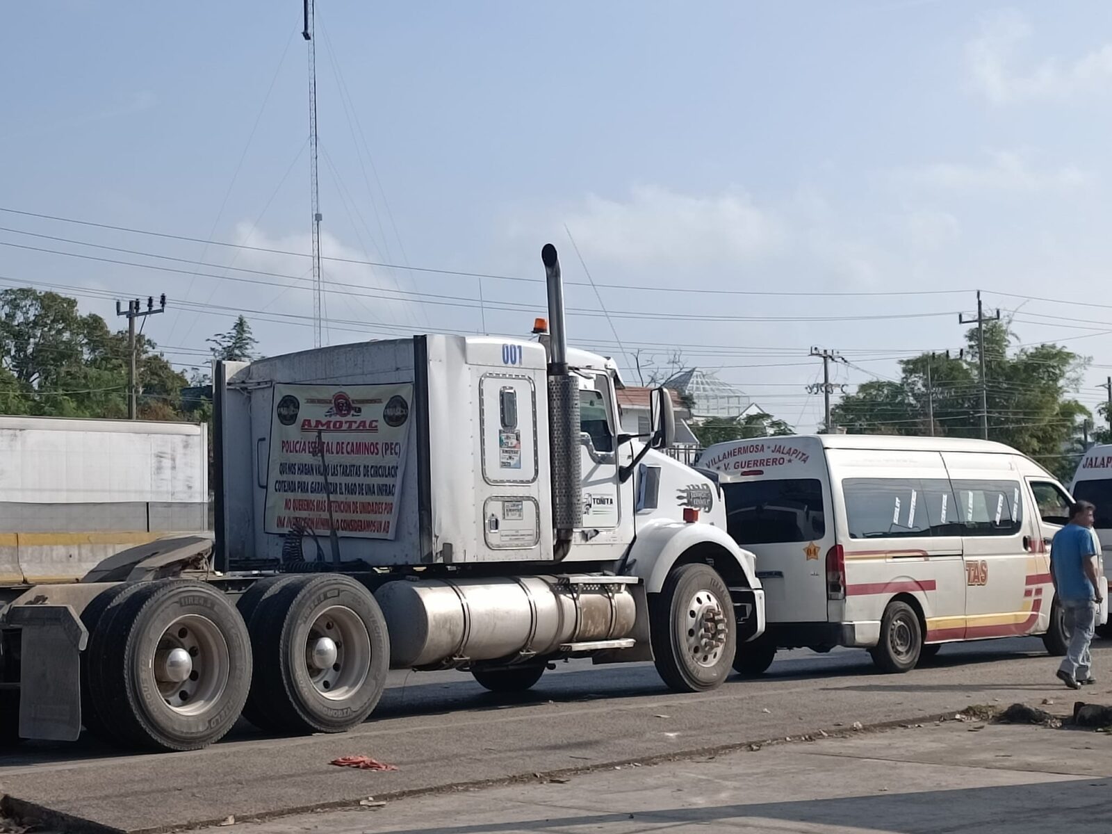 Transportistas de Tabasco se suman al bloqueo nacional para exigir seguridad