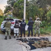 Decomisan armas y equipo táctico en carretera Comalcalco-Paraíso tras enfrentamiento