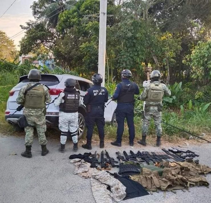 Decomisan armas y equipo táctico en carretera Comalcalco-Paraíso tras enfrentamiento