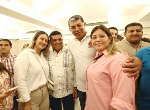 Ante trabajadores de la industria petrolera en Tabasco,, Javier May Rodríguez, subrayó que en la defensa de los derechos de los trabajadores no debe haber regateos.