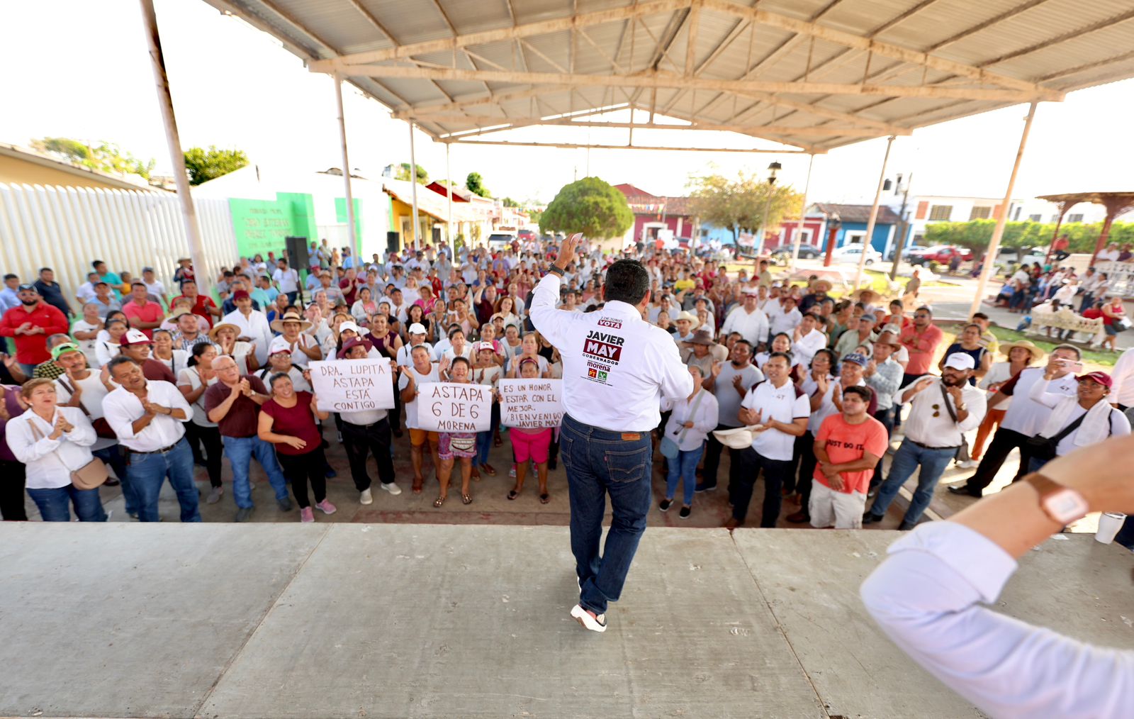 Javier May en su recorrido de campaña por Jalapa