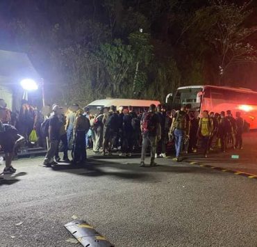 145 migrantes fueron rescatados en Tabasco; viajaban hacinados en un tráiler