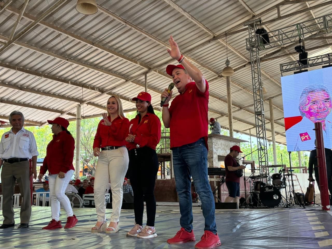 Juan Carlos Celaya comprometido con la clase trabajadora de Tabasco