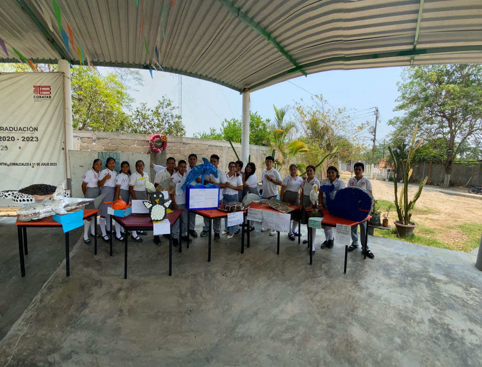 Los estudiantes del taller de ciencias de los grupos: 2A, 2B, 2C