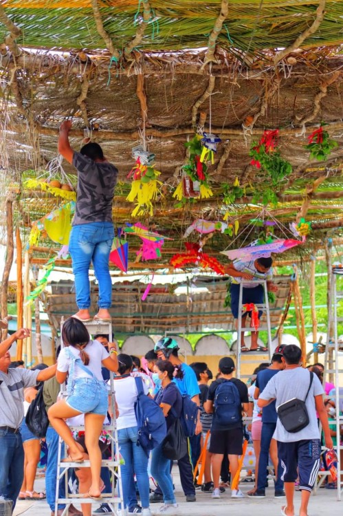 Frutas, panes, dulces y artesanías figuran entre las ofrendas expuestas, dando un ambiente festivo en el atrio de la iglesia de San Francisco de Asís