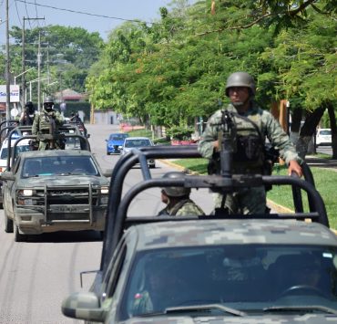 Tres detenidos en Tabasco por colocar mantas, posesión de drogas y armas