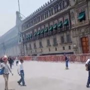 Manifestación de normalistas de Ayotzinapa termina en incidente frente a Palacio Nacional