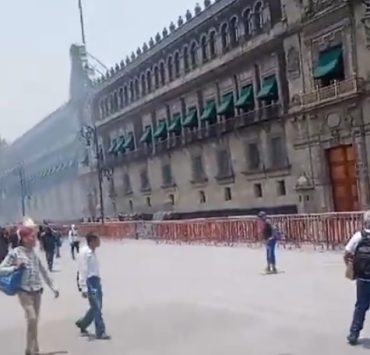 Manifestación de normalistas de Ayotzinapa termina en incidente frente a Palacio Nacional