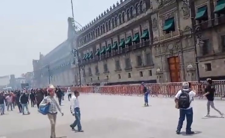 Manifestación de normalistas de Ayotzinapa termina en incidente frente a Palacio Nacional