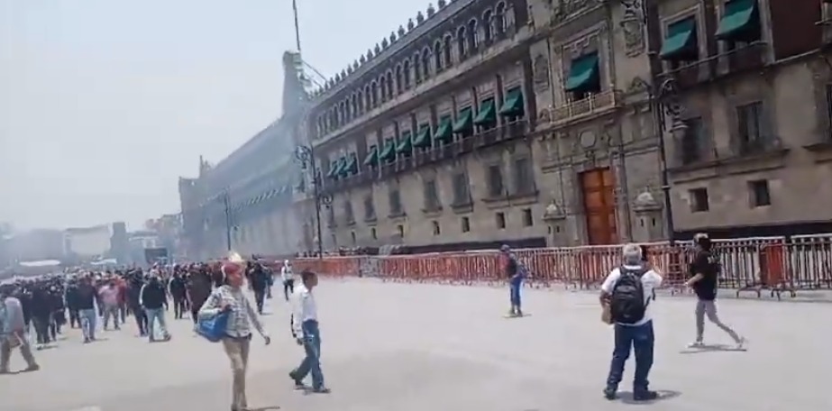 Manifestación de normalistas de Ayotzinapa termina en incidente frente a Palacio Nacional