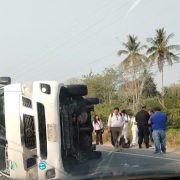 Volcadura de una Van en carretera Frontera-Villahermosa deja cinco heridos