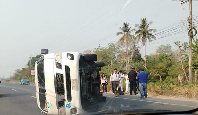 Volcadura de una Van en carretera Frontera-Villahermosa deja cinco heridos