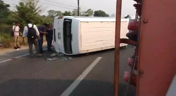 La Urvan blanca quedó volcada sobre la carretera Frontera-Villahermosa