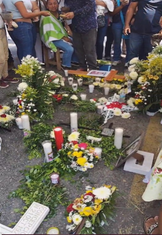 Familiares de fallecidos en accidente en Cunduacán rezan