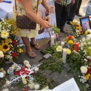 Familiares de fallecidos en accidente en Cunduacán rezan y colocan cruces en el lugar