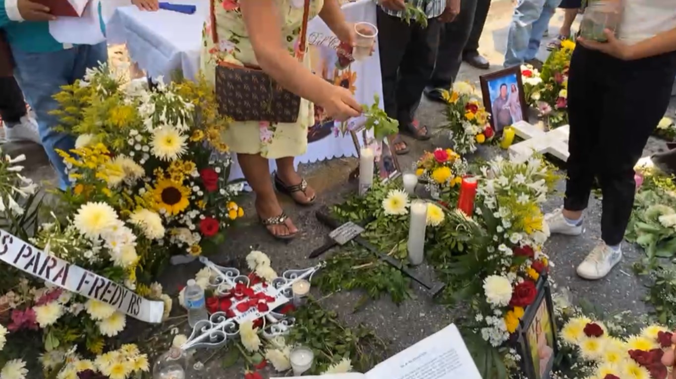Familiares de fallecidos en accidente en Cunduacán rezan y colocan cruces en el lugar