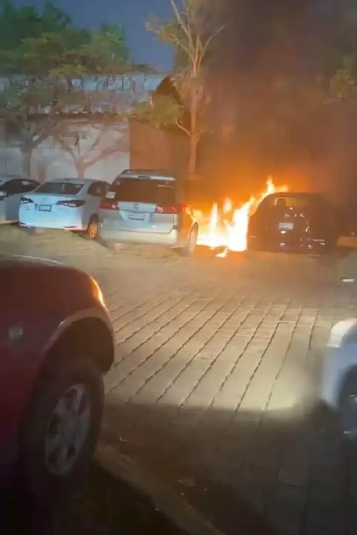 Dos autos se quemaron en Olimpia XXI en Villahermosa