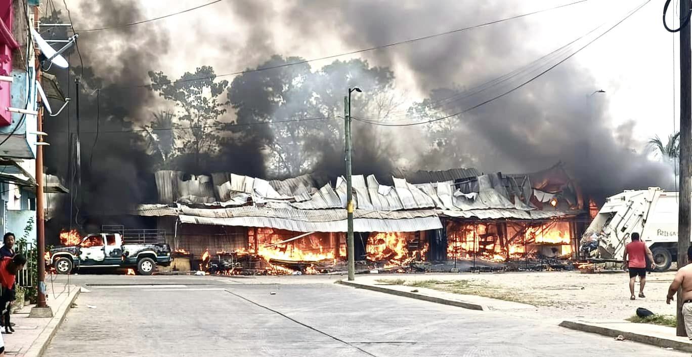 Incendio en ‘Mercadito’ de Tacotalpa deja dos muertos