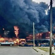 Incendio en ‘Mercadito’ de Tacotalpa deja dos muertos