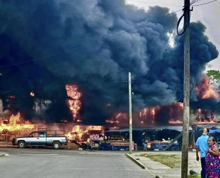 Incendio en ‘Mercadito’ de Tacotalpa deja dos muertos