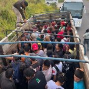En Tabasco, rescatan a 72 migrantes que viajaban en el contenedor de un tractocamión