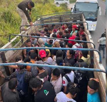 En Tabasco, rescatan a 72 migrantes que viajaban en el contenedor de un tractocamión