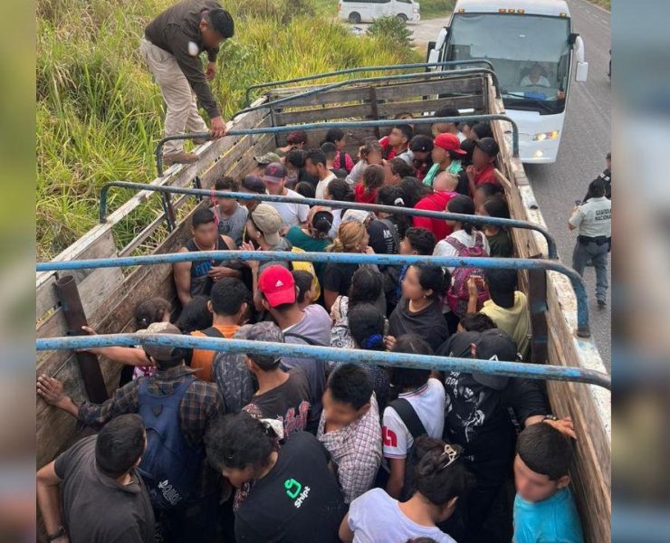 En Tabasco, rescatan a 72 migrantes que viajaban en el contenedor de un tractocamión