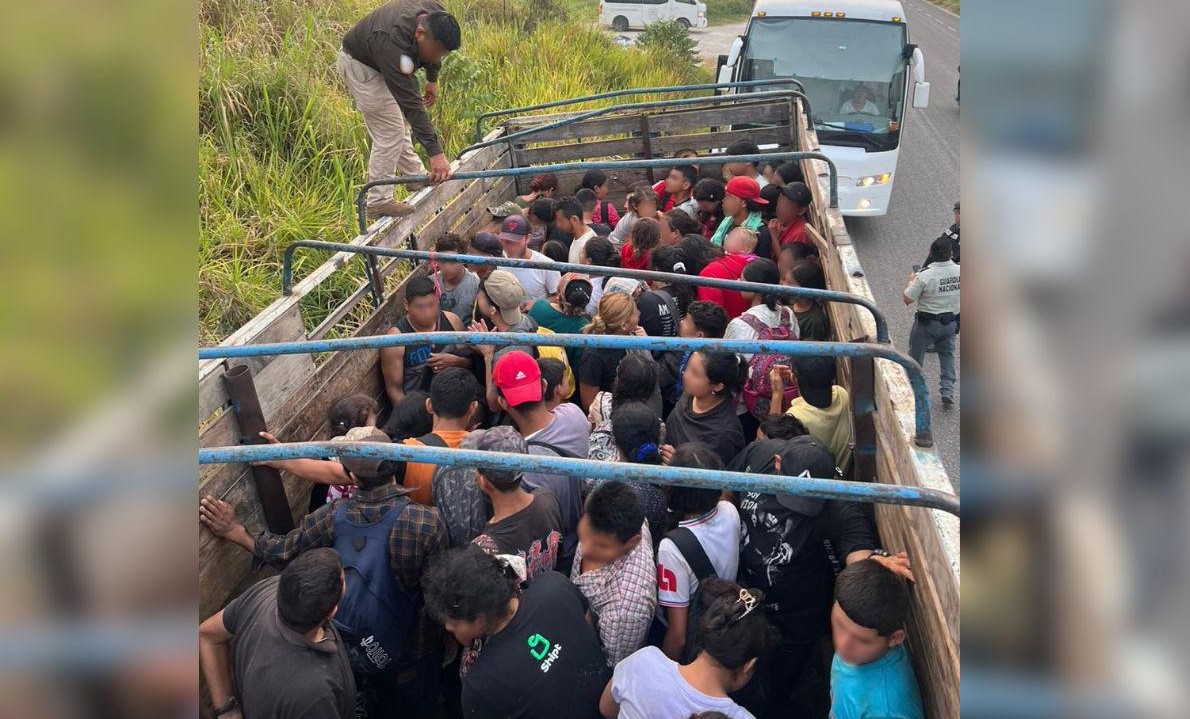 En Tabasco, rescatan a 72 migrantes que viajaban en el contenedor de un tractocamión