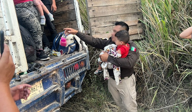 En Tabasco, rescatan a 72 migrantes que viajaban en el contenedor de un tractocamión