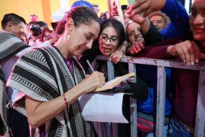 Durante su visita a Oaxaca, la presidenta electa de México, Claudia Sheinbaum, aseguró que seguir con los caminos artesanales, es continuar con la transformación. 