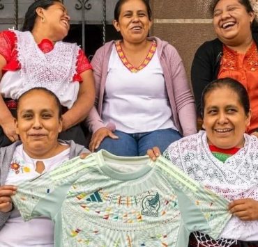 Artesanas bordan uniforme de la Selección Mexicana