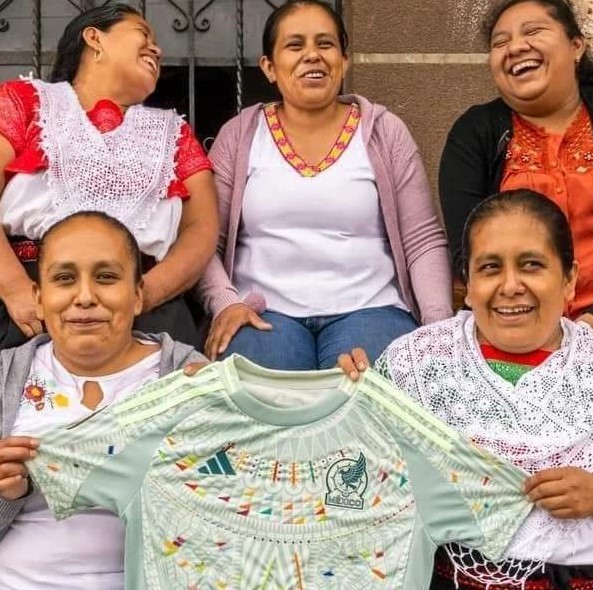 Artesanas bordan uniforme de la Selección Mexicana