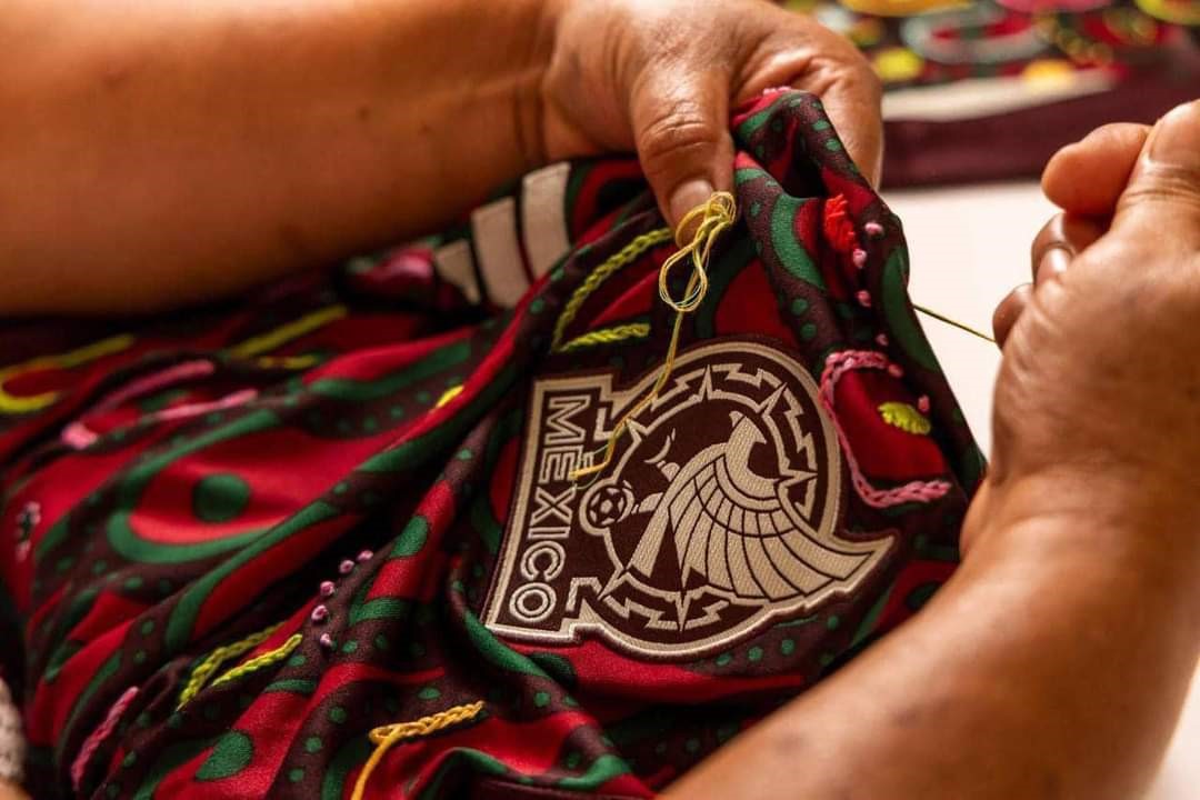 Artesanas bordan uniforme de la Selección Mexicana