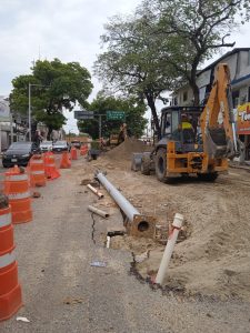  Los trabajos que iniciaron recientemente en el crucero de Paseo Tabasco y Arista, avanzan aceleradamente con el apoyo de maquinaria pesada.