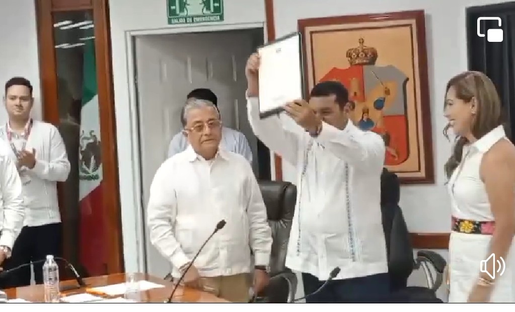 Javier May recibe su constancia de mayoría como gobernador electo de Tabasco