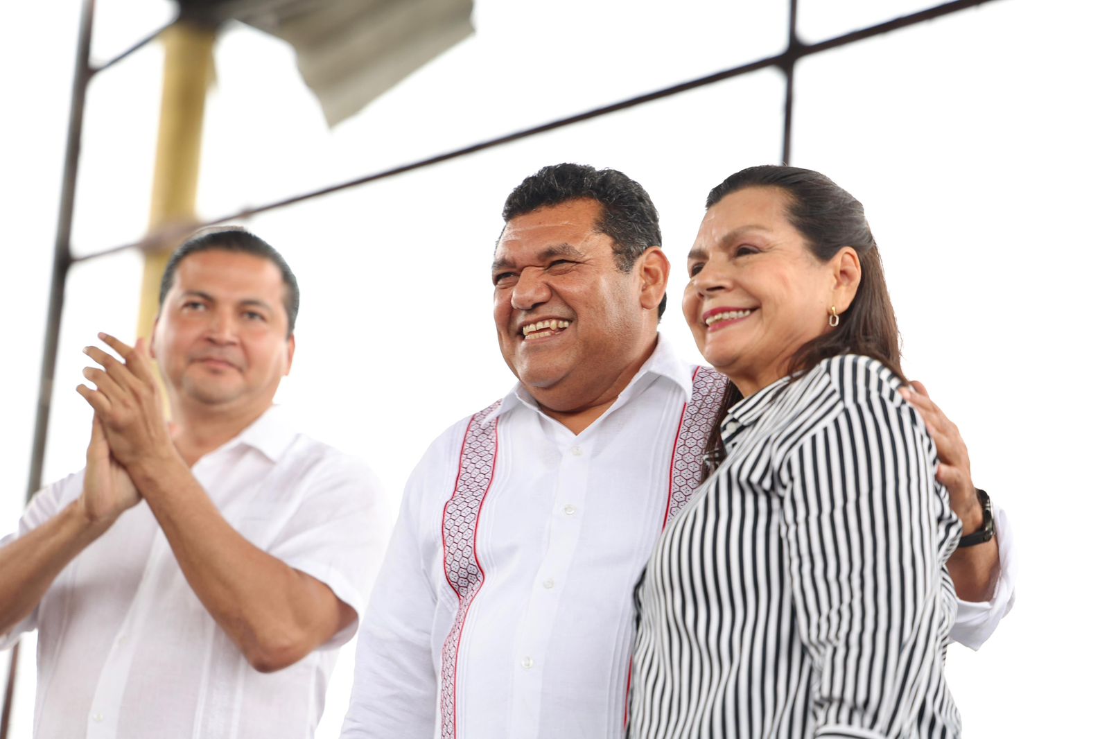 El gobernador elector acompañado de la presidenta municipal electa de Centro, Yolanda Osuna Huerta, así como de los diputados locales electos