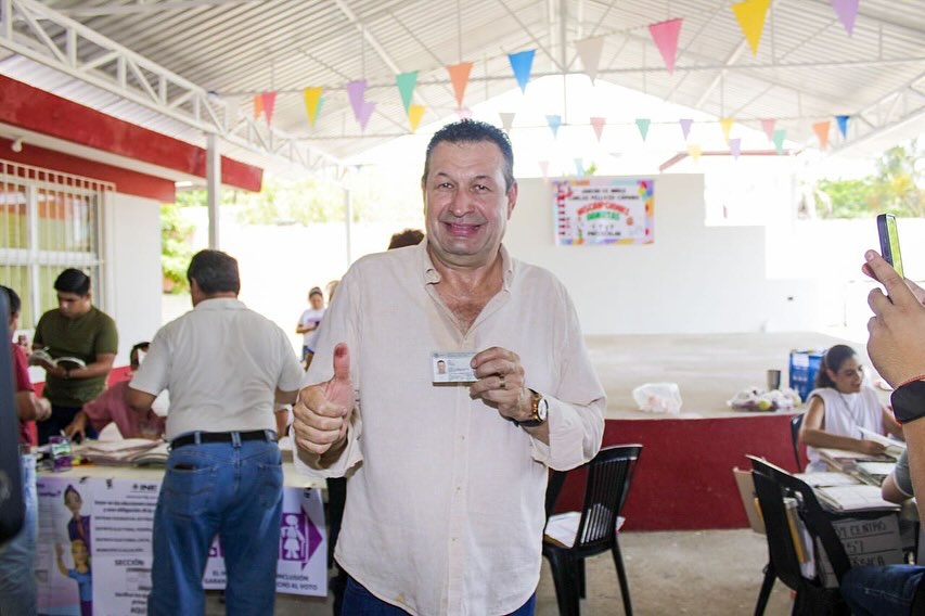 Juan Manuel Fócil emitió su voto en Villahermosa.