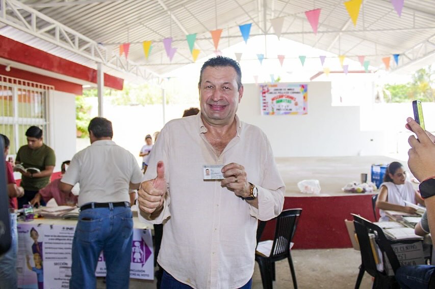 Juan Manuel Fócil Pérez vota en Villahermosa