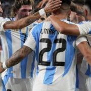 Sin Scaloni en el banquillo, y sin Messi en el campo, Argentina ganó su último partido de fase de grupos, y espera rival, ya sea México o Ecuador.