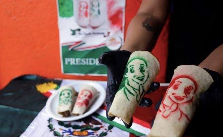 El taco lleva el rostro de Claudia Sheinbaum pintado sobre la tortilla, utilizando los colores emblemáticos de la bandera mexicana: rojo y verde