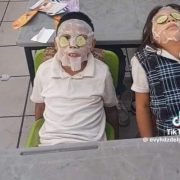 Maestra aplica mascarillas faciales a sus alumnos para aliviar el calor