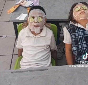 Maestra aplica mascarillas faciales a sus alumnos para aliviar el calor